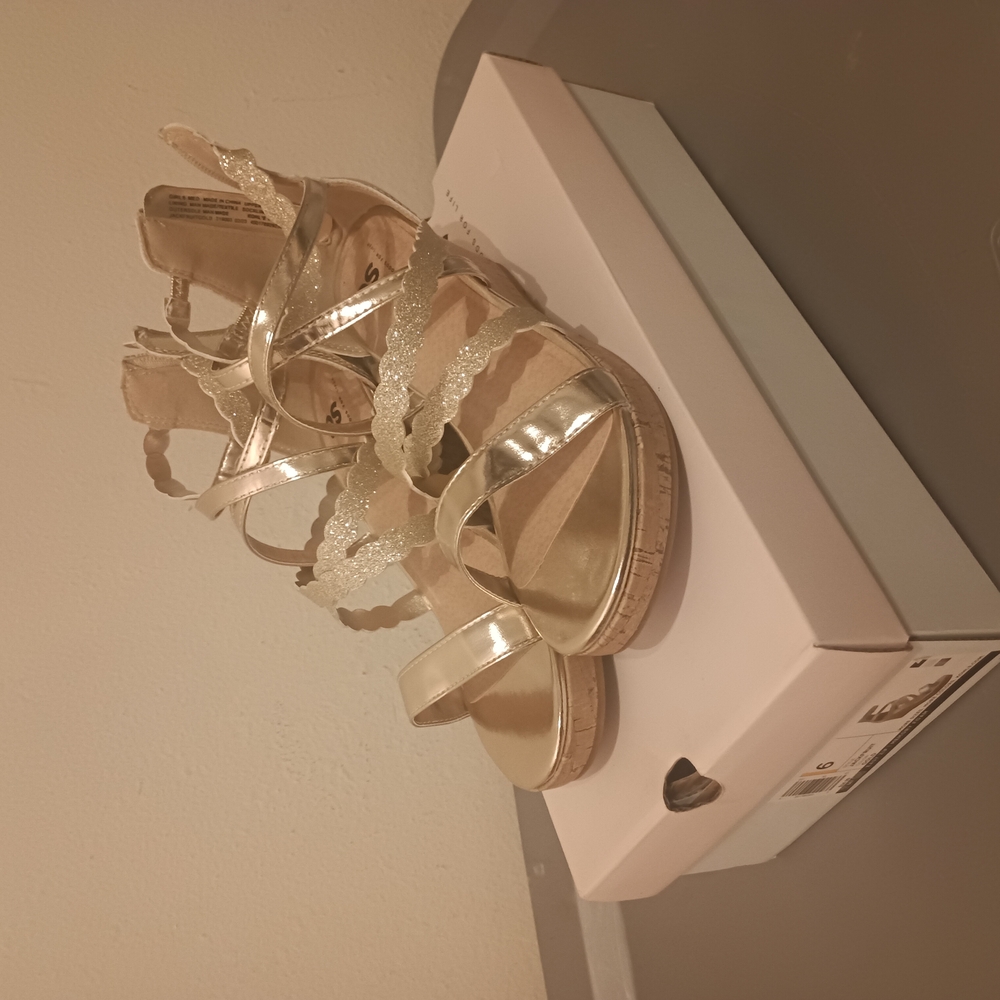 Girls Gold So Wedge Sandal Size 6y